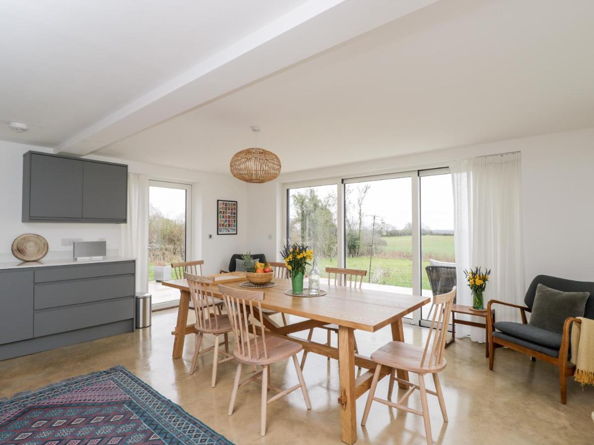 High Cogges Farm Holiday Cottages Уитни Экстерьер фото
