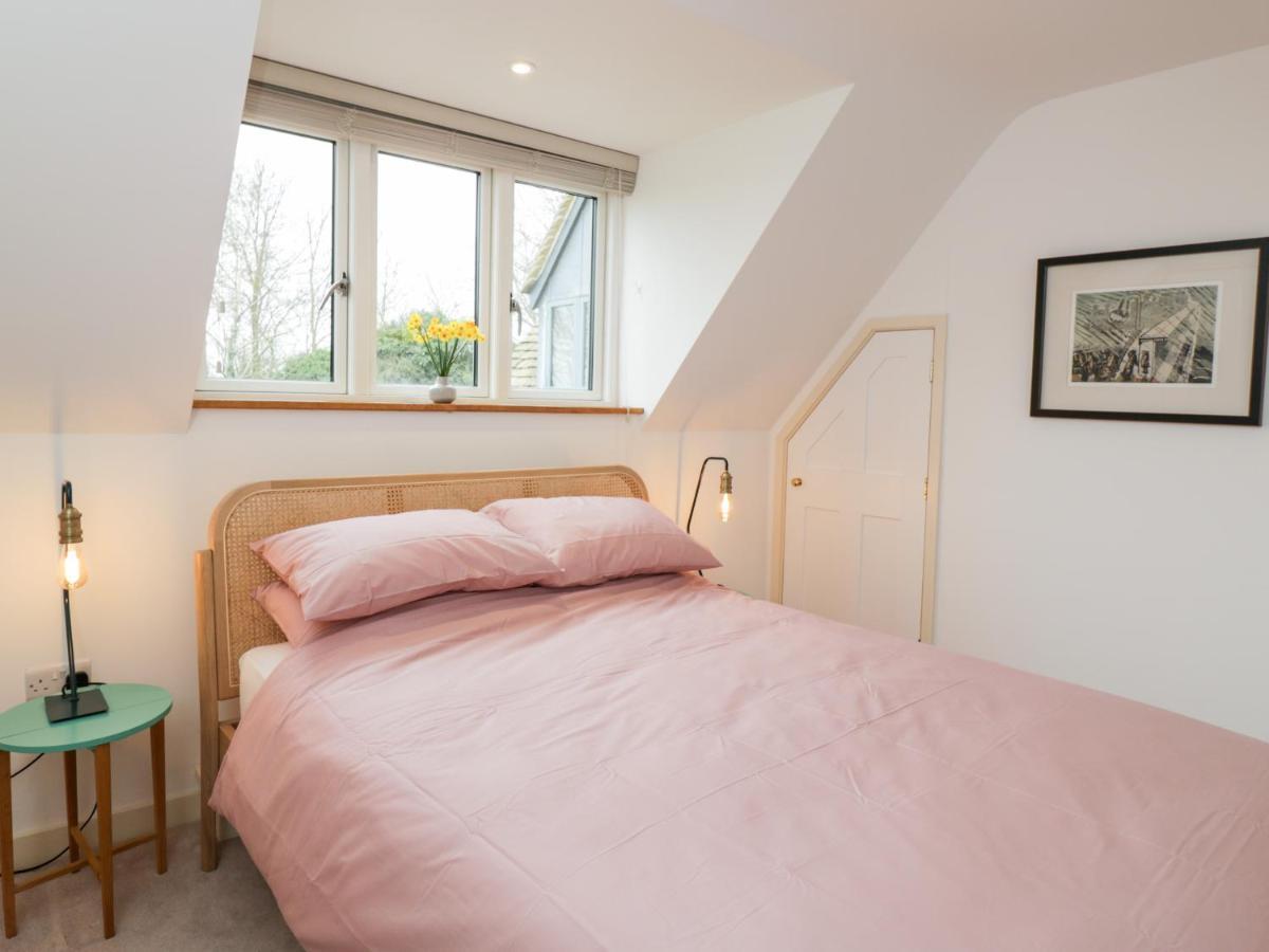 High Cogges Farm Holiday Cottages Уитни Экстерьер фото