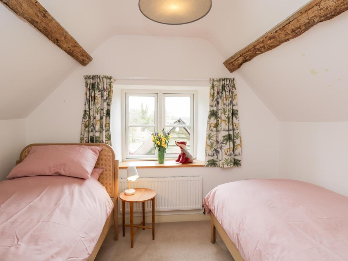 High Cogges Farm Holiday Cottages Уитни Экстерьер фото