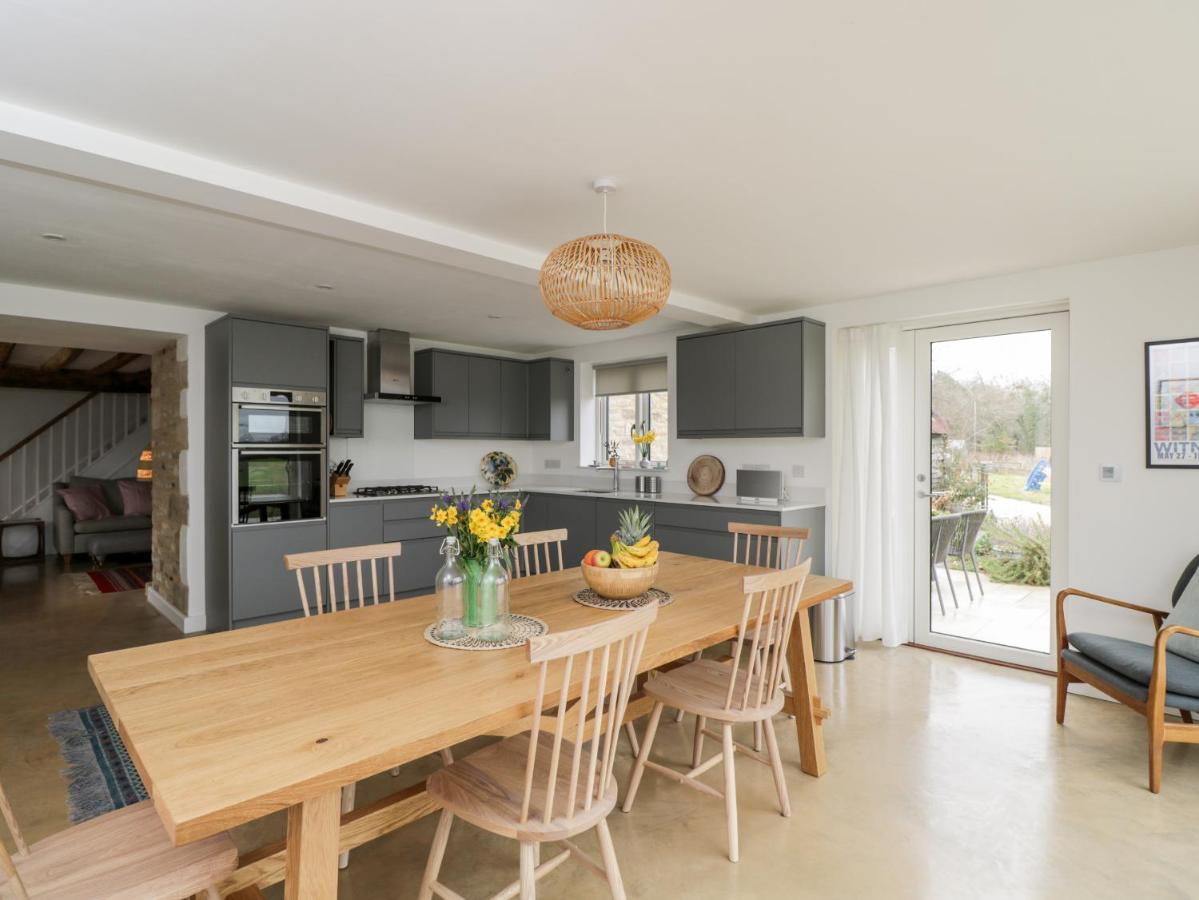 High Cogges Farm Holiday Cottages Уитни Экстерьер фото