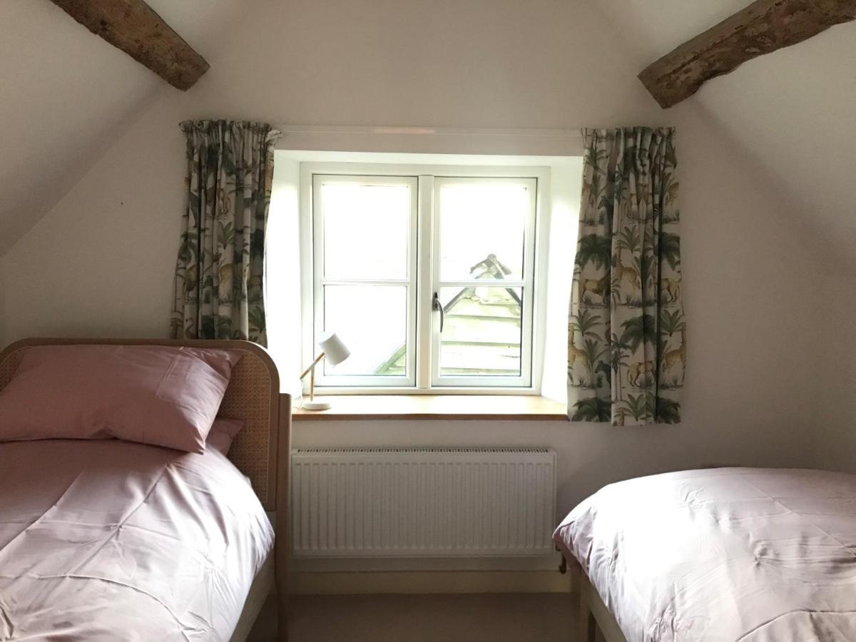 High Cogges Farm Holiday Cottages Уитни Экстерьер фото