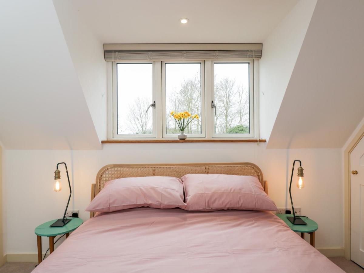 High Cogges Farm Holiday Cottages Уитни Экстерьер фото