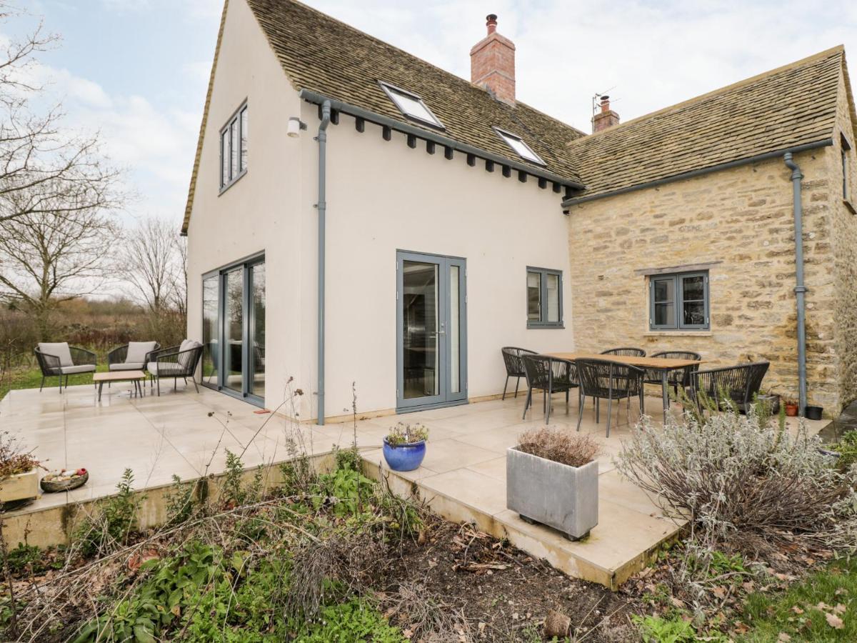 High Cogges Farm Holiday Cottages Уитни Экстерьер фото